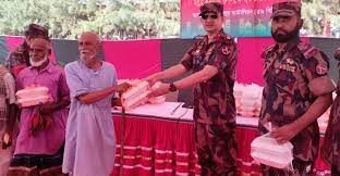 অসহায়দের ইফতারি দিলো বিজিবি ইফতার পার্টি না করে