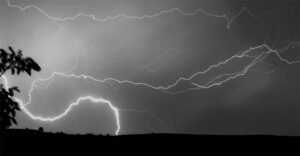 বড় ভাই হাসপাতালে আম কুড়াতে গিয়ে বজ্রপাতে শিশুর মৃত্যু